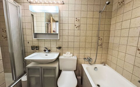 Verte-Rive: Bathroom, Toilet Seat, Plumbing Fixture, Toilet, Bathroom Sink, Sink, Flooring, Floor, Interior Design, Tap