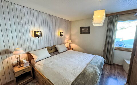 Verte-Rive: Furniture, Bed, Interior Design, Bedroom, Flooring, Bed Sheet, Wood, Bedding, Floor, Ceiling
