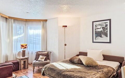 Verte-Rive: Furniture, Interior Design, Bed, Wall, Floor, Flooring, Bedroom, Ceiling, Wood, Room
