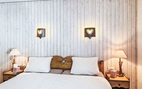 Verte-Rive: Bedroom, Bed, Bedding, Interior Design, Wood, Bed Sheet, Furniture, Linens, Lighting, Ceiling
