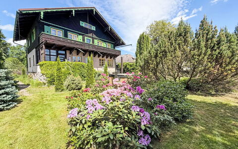 Švýcarka: Shrub, House, Architecture, Home, Cottage, Groundcover, Estate, Farmhouse, Garden