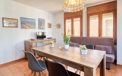 Accommodation:&nbsp;Centro Peatonal Roses 713.3