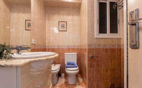 Pompeyo i: Bathroom, Plumbing Fixture, Flooring, Sink, Bathroom Sink, Floor, Interior Design, Toilet Seat, Toilet, Tap