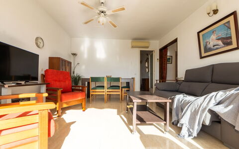 Pompeyo i: Furniture, Flooring, Wood, Interior Design, Floor, Ceiling, Room, Living Room, Ceiling Fan, Couch