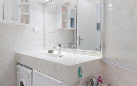 Palmier: Flooring, Plumbing Fixture, Interior Design, Bathroom, Wall, Floor, Bathroom Cabinet, Sink, Countertop, Tap