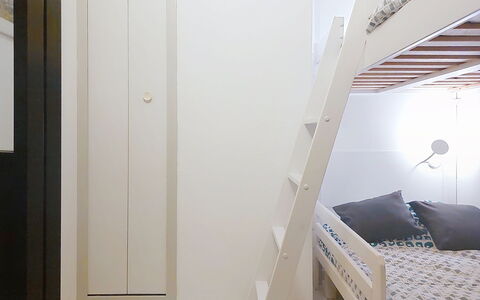 Palmier: Interior Design, Bedroom, Wall, Floor, Bed, Wood, Flooring, Furniture, Room, Bedding