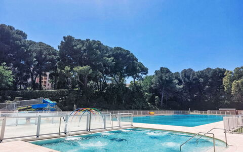 Palmier: Swimming Pool, Tree, Resort, Composite Material, Resort Town, Thermae, Shade, Leisure Centre, Hotel