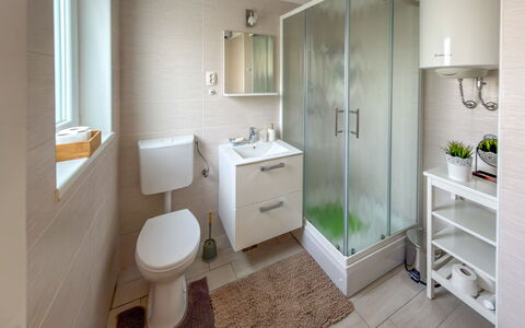 Verde: Bathroom, Plumbing Fixture, Bathroom Sink, Flooring, Floor, Interior Design, Sink, Bathroom Cabinet, Toilet, Tap