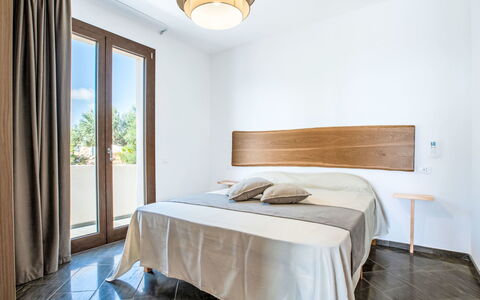 Cleope: Interior Design, Wood, Flooring, Bedroom, Bed, Furniture, Floor, Bedding, Ceiling, Bed Sheet