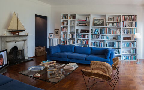 Romantica 16: Furniture, Bookcase, Interior Design, Couch, Flooring, Shelving, Living Room, Shelf, Floor, Room