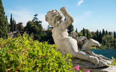 Galero: Statue, Sculpture, Shrub, Art, Landmark, Monument, Garden, Spring, Classical Sculpture, Lawn Ornament