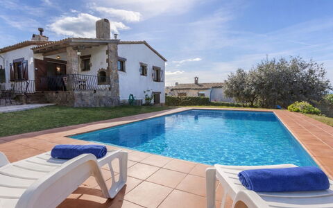 Villa Joan Salvat: Blue, Farmhouse, Estate, Villa, Swimming Pool, Hotel