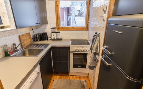 Kelokaltiokylä Mökki 58: Kitchen Appliance, Kitchen, Major Appliance, Countertop, Cabinetry, Flooring, Home Appliance, Wood, Kitchen Stove, Floor