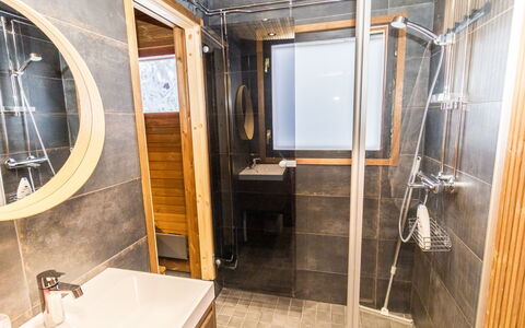 Kelokaltiokylä Mökki 58: Flooring, Wood, Floor, Plumbing Fixture, Interior Design, Plumbing, Room, Bathroom, Tap, Sink