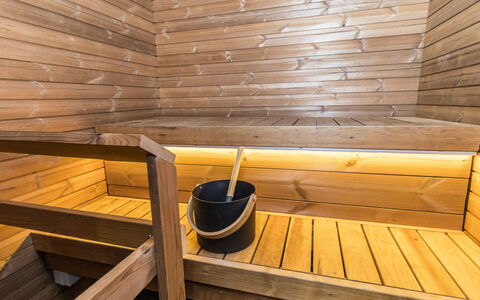 Kelokaltiokylä Mökki 58: Flooring, Sauna, Wood, Floor, Wood Stain, Hardwood, Wood Flooring, Ceiling, Plank, Tile