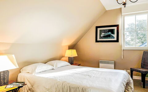 Cancale 615: Bed, Bedroom, Interior Design, Furniture, Wall, Bedding, Bed Sheet, Wood, Ceiling, Room