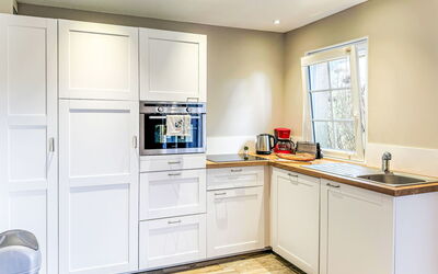 Gîte Taumain 615.3: Kitchen Appliance, Major Appliance, Cabinetry, Kitchen, Flooring, Interior Design, Wood, Furniture, Countertop, Floor