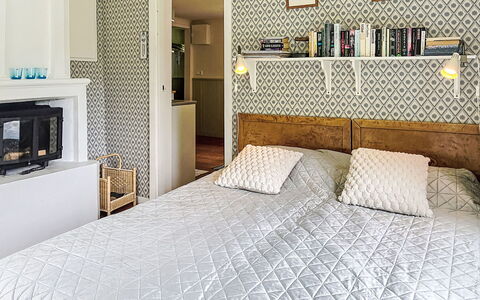 Torpet i Småland: Interior Design, Bedroom, Wall, Bed, Wood, Bedding, Bed Sheet, Furniture, Flooring, Floor