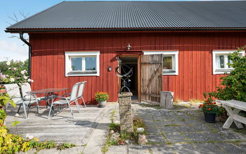 Långerud: Building, House, Window, Home, Roof, Residential Area, Shrub, Cottage, Land Lot