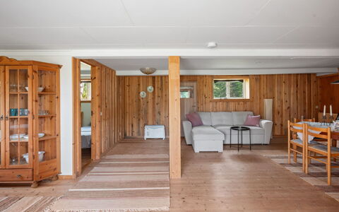 Långerud: Building, House, Window, Home, Roof, Residential Area, Shrub, Cottage, Land Lot