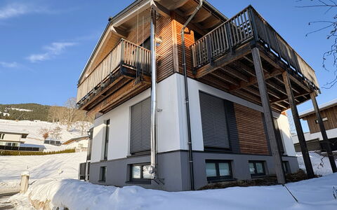 Pantera - Ski in Ski Out: Wood, House, Roof, Architecture, Home, Residential Area, Cottage, Balcony, Porch, Slope