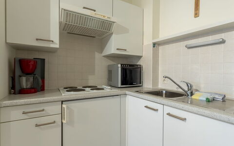 Zon & Zee with Seaview: Kitchen Appliance, Kitchen, Countertop, Major Appliance, Cabinetry, Kitchen Stove, Flooring, Kitchen Sink, Interior Design, Stove