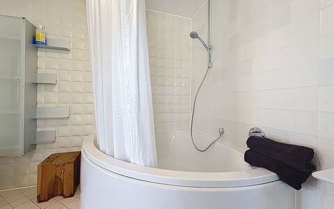 Villa 111 an der Loreley: Bathroom, Plumbing Fixture, Wall, Bathtub, Interior Design, Flooring, Floor, Plumbing, Tile, Tap