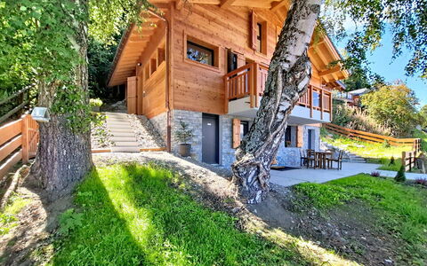 Byzance: Roof, House, Home, Cottage, Door, Siding, Estate, Lawn, Yard, Porch