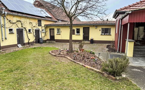 Mit Großem Garten: House, Roof, Home, Residential Area, Cottage, Backyard, Yard, Lawn, Garden, Driveway