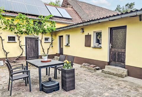 Mit Großem Garten: Furniture, Door, Home, Flooring, Flowerpot, Outdoor Furniture, Cottage, Chair, Houseplant, Yard