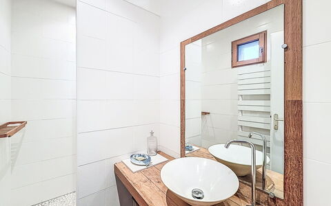 Kervourden: Flooring, Plumbing Fixture, Bathroom, Interior Design, Floor, Tap, Sink, Bathroom Sink, Plumbing, Mirror