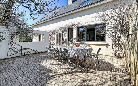 Kervourden: Home, Residential Area, House, Door, Estate, Shade, Cottage, Chair, Garden, Concrete
