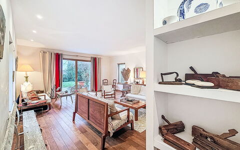 Kervourden: Furniture, Interior Design, Flooring, Wood, Floor, Ceiling, Room, Living Room, Wood Flooring, Lighting