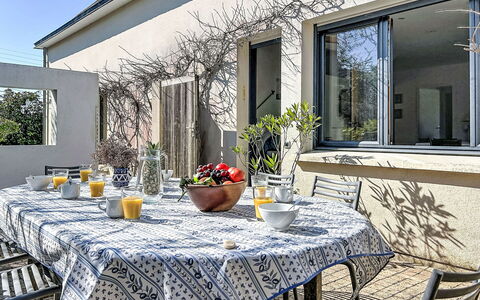 Kervourden: Furniture, Chair, Table, Tablecloth, Kitchen & Dining Room Table, Outdoor Furniture, Outdoor Table, Linens, Dining Room, Restaurant