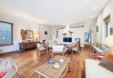 Kervourden: Furniture, Flooring, Interior Design, Floor, Wood, Ceiling, Wood Flooring, Couch, Living Room, Room