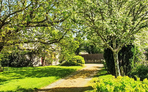 Maison Park Bihan: Shrub, Garden, Cottage, Shade, Landscaping, Yard, Backyard, Villa, Farmhouse, Houseplant
