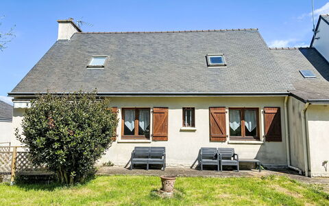 Maison Caradec: Shrub, Garden, Cottage, Shade, Landscaping, Yard, Backyard, Villa, Farmhouse, Houseplant