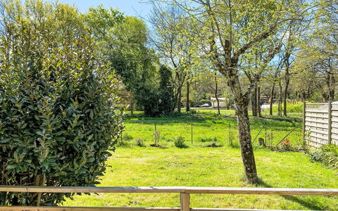Maison Caradec: Shrub, Garden, Cottage, Shade, Landscaping, Yard, Backyard, Villa, Farmhouse, Houseplant