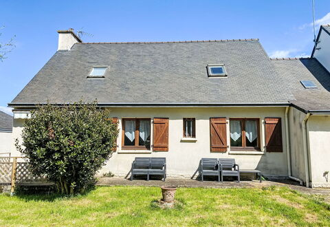 Maison Caradec: Shrub, Garden, Cottage, Shade, Landscaping, Yard, Backyard, Villa, Farmhouse, Houseplant