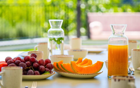 Loparia: Food, Tableware, Fruit, Ingredient, Serveware, Produce, Drinkware, Table