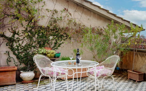 Sabine'S Apartment: Shrub, Garden, Cottage, Shade, Landscaping, Yard, Backyard, Villa, Farmhouse, Houseplant