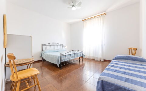 Appartamento Smeraldo, Gallipoli: Floor, Flooring, Wood, Bedroom, Bed, Furniture, Bed Sheet, Interior Design, Ceiling, Bedding