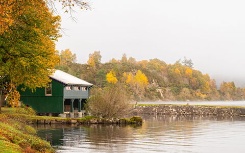 The Chalet: Water, Green, Waterway, Watercourse, Bank, Lake, Reflection, Channel, River, Reservoir