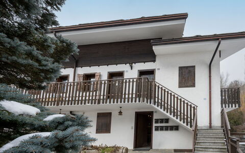 Maisonette Grand Soleil: Building, Wood, House, Residential Area, Home, Architecture, Door, Balcony, Cottage, Porch