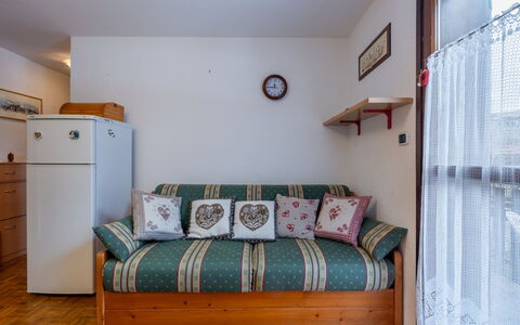 Maisonette Grand Soleil: Furniture, Interior Design, Wood, Flooring, Floor, Room, Apartment, Home, Couch, Living Room