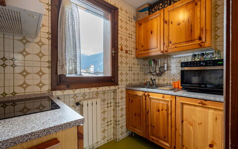 Maisonette Grand Soleil: Wood, Interior Design, Kitchen, Cabinetry, Countertop, Flooring, Room, Cupboard, Ceiling, Major Appliance