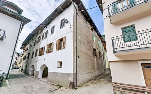 Catherine: Wall, Window, Neighbourhood, Architecture, Residential Area, Home, Human Settlement, Apartment, Alley, Balcony