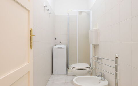 Parigi: Toilet Seat, Flooring, Wall, Toilet, Floor, Plumbing Fixture, Interior Design, Bathroom, Room, Plumbing