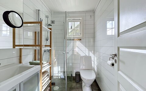 Ese Panorama: Flooring, Interior Design, Floor, Plumbing Fixture, Bathroom, Tile, Ceiling, Plumbing, Toilet, Tap