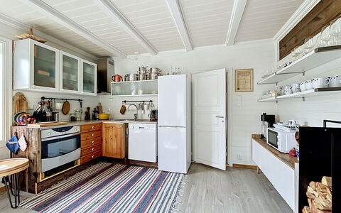 Ese Panorama: Kitchen, Flooring, Furniture, Interior Design, Major Appliance, Wood, Kitchen Appliance, Ceiling, Countertop, Floor